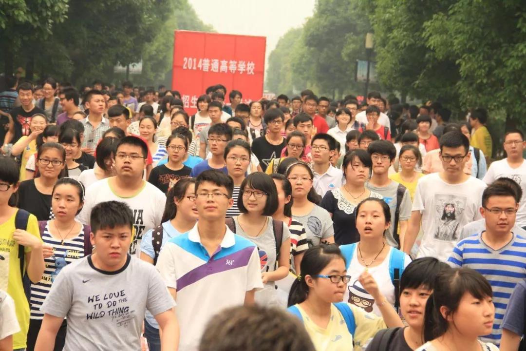 山水裝飾愛(ài)心送考車